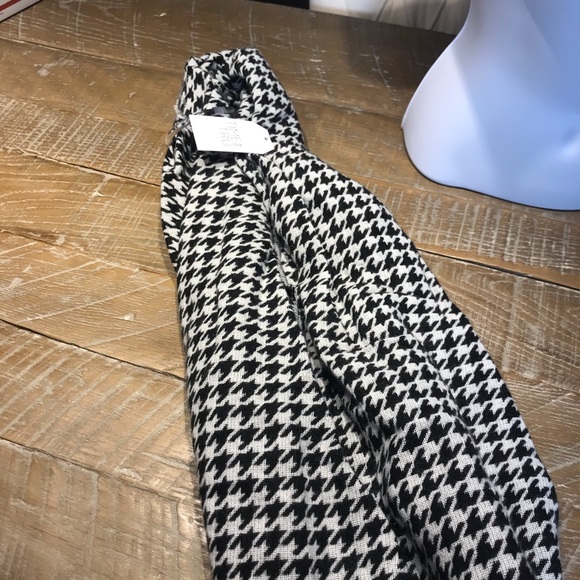 Houndstooth Scarf - Picture 3 of 3